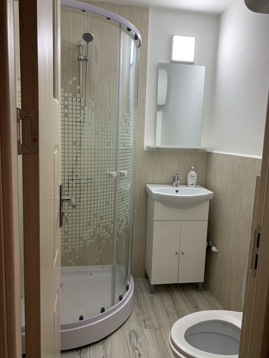 Vand garsoniera cu balcon