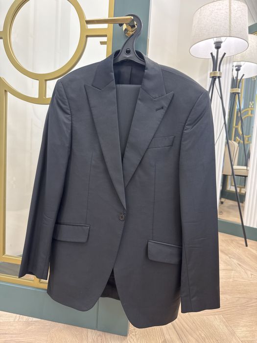 Костюм с брюками черный.