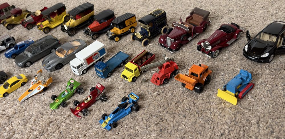 Лот от 35 метални колички matchbox majorette и др.