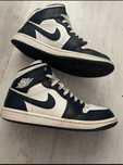 Vând adidasi Nike Air Jordan 1 Mid White Metallic Gold Obsidian, 41 EU