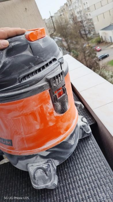 Жираф и прахосмукачка Raider