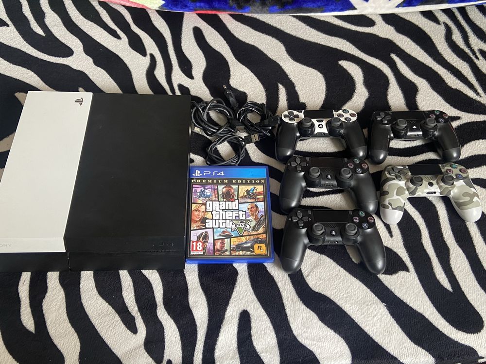 Vând PS4 1TB+Gta V + 4manete