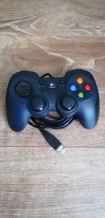 Joystick Logitech cu fir