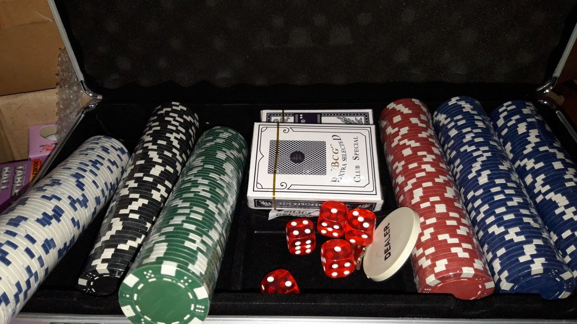 Set poker profesional 300 jetoane neimprimate, servieta AL. Sigilat!