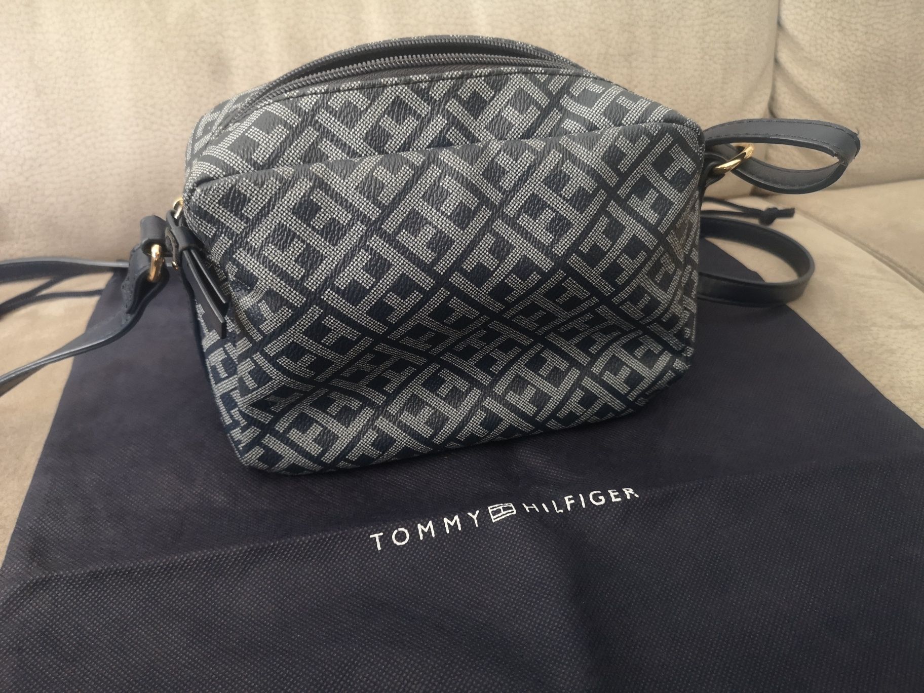 Tommy Hilfiger чанта