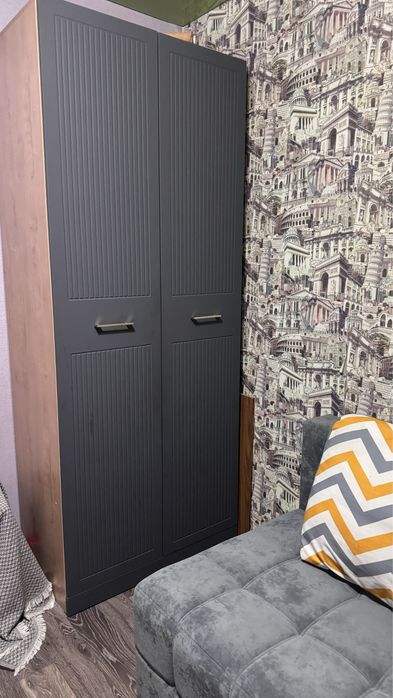 Шкаф и ученический стол почти новая, диван для подростков цена отдельн