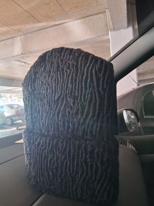 Vând căciulă cu burdură!