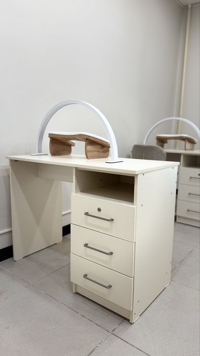 Письменый стол, стол для маникюра