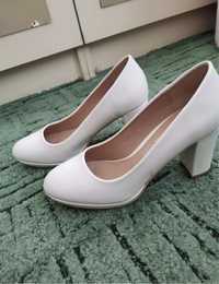 Бели елегантни обувки на ток от Tendenz
