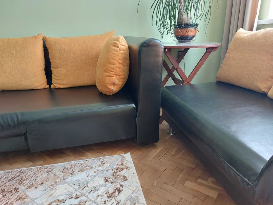 Продавам ъглов кожен диван + холна маса