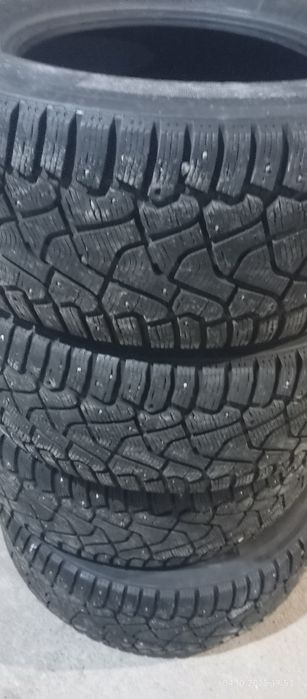 Продам зимние шипованые шины Pirelli 285/65R17 цена  150000 тенге.