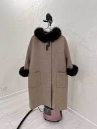 Продам пальто новая с натуральным мехом с этикеткой