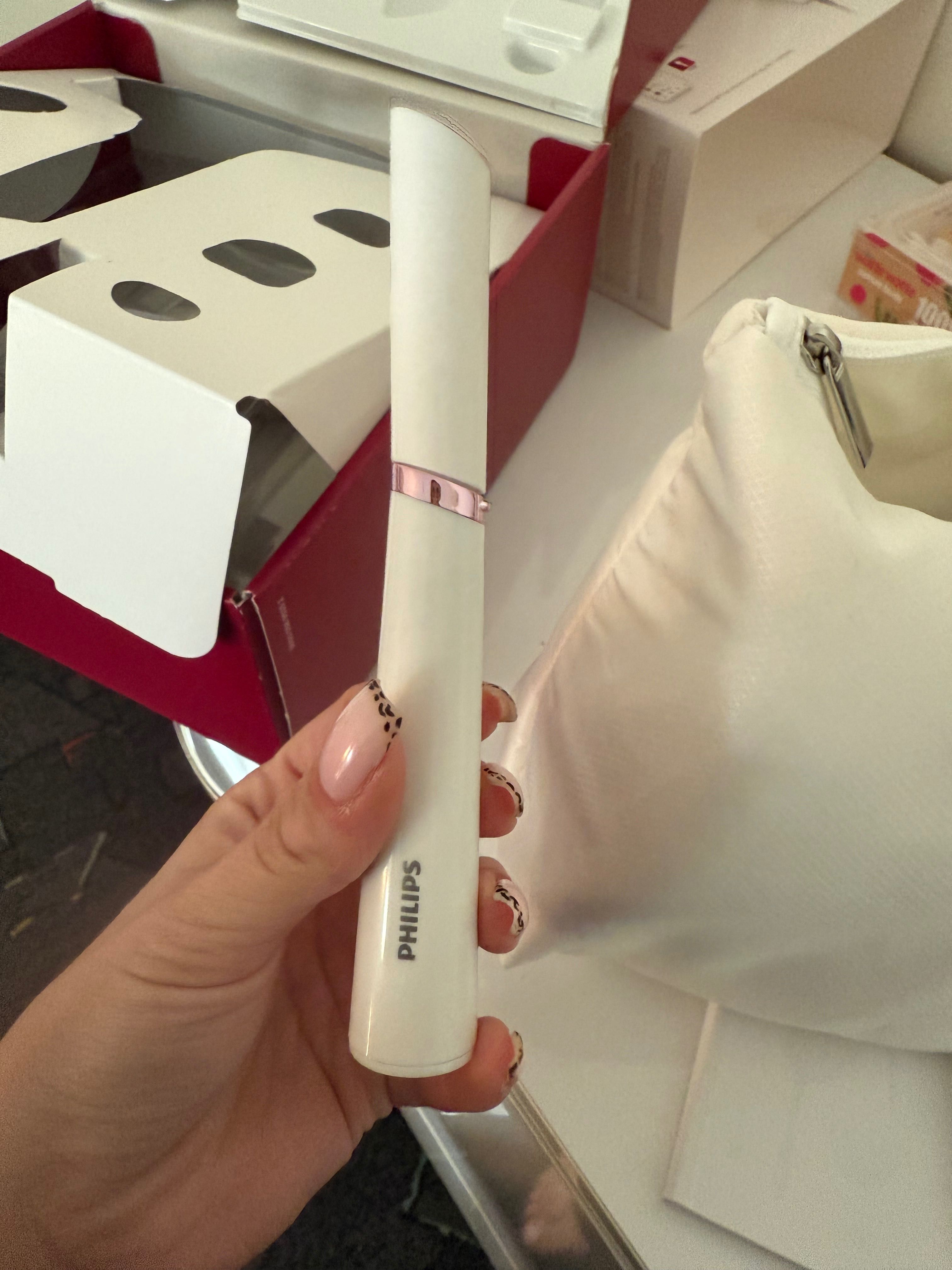Philips Lumea IPL 8000 – фотоепилатор, използван веднъж