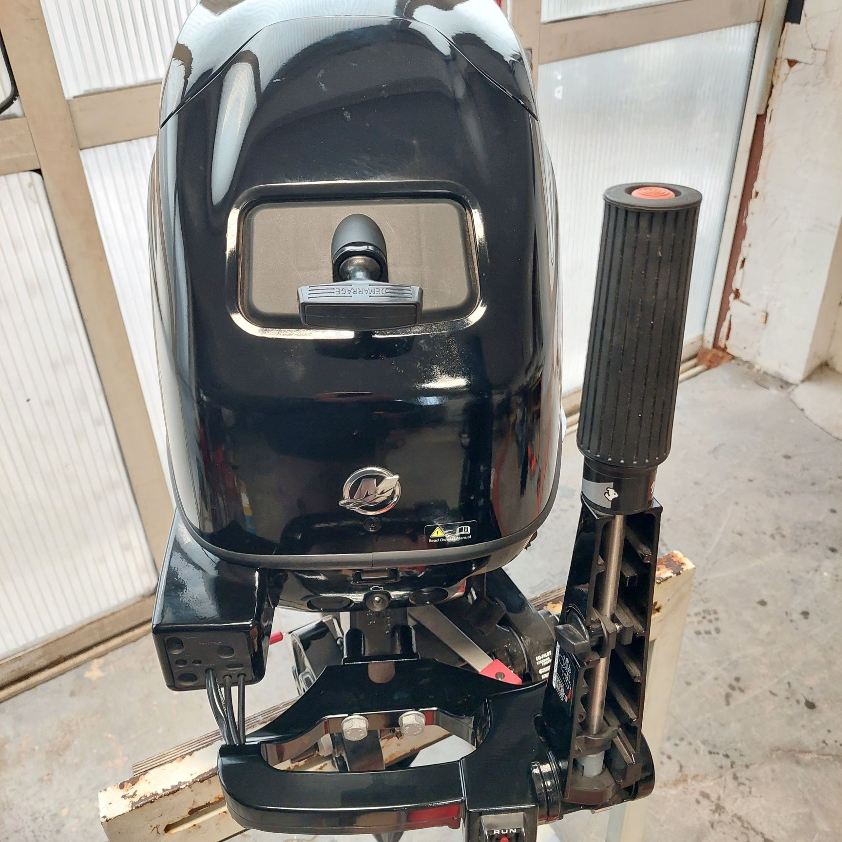 Двигател за лодка Mercury F25MH EFI къс ботуш със зарядно 12V