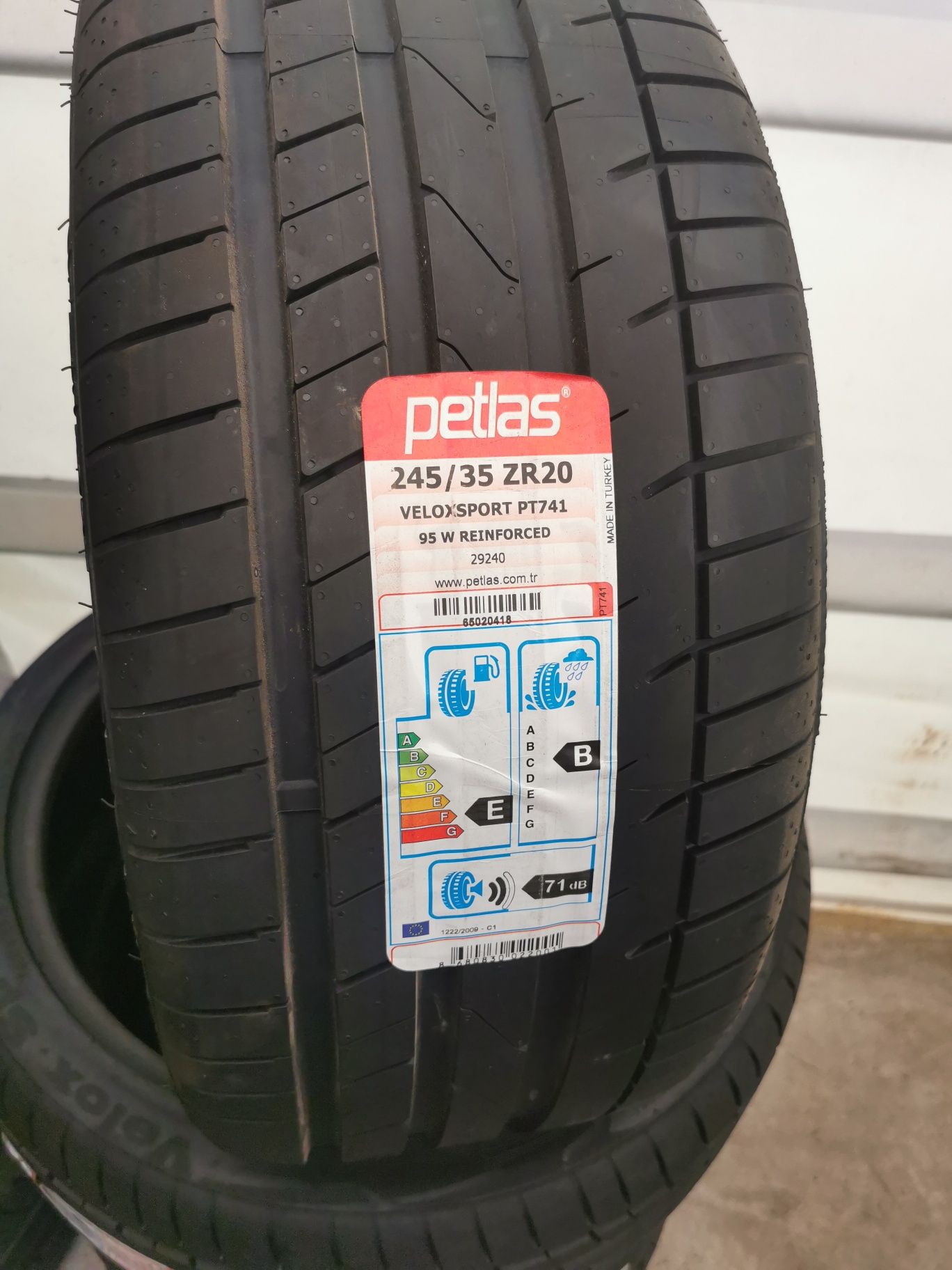 Vand anvelope de vara 245/35x20 marca Petlas