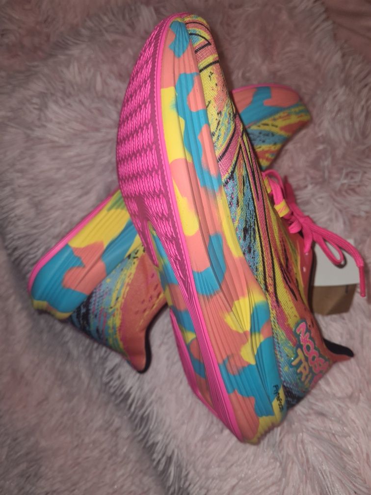 Продавам дамски  маратонки ASICS