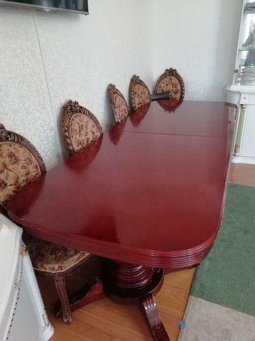 Стол, стулья мягкие.