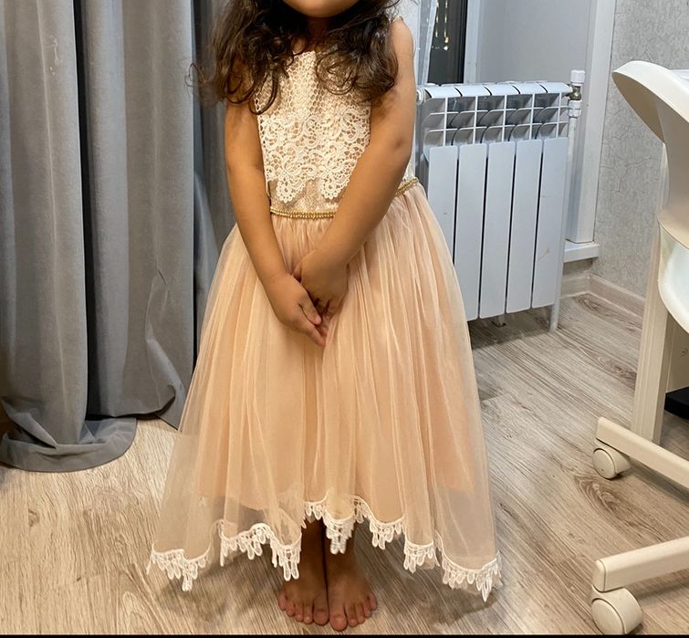 Нарядное платье со шлейфон на 4-5 лет