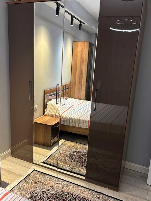 Современный спальня‑комплект в цвете “орех + глянец капучино”. Россия