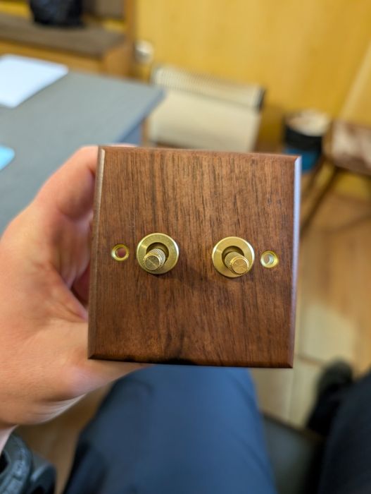 Prize din lemn masiv de nuc