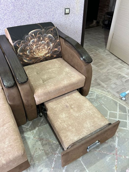 Диван и кресло.