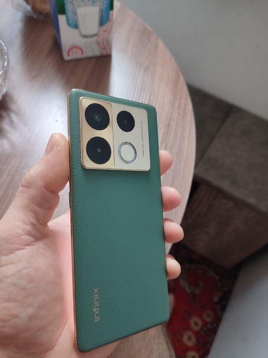 Срочно продам смартфон Infinix Hote 40 pro 5G