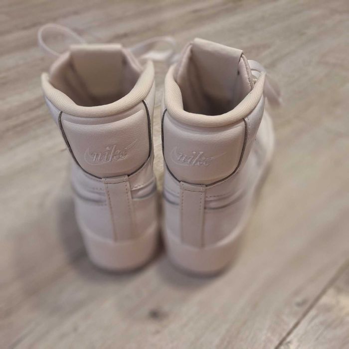 Спортни обувки Nike и Guess /90лв Nike и 80лв Guess/
