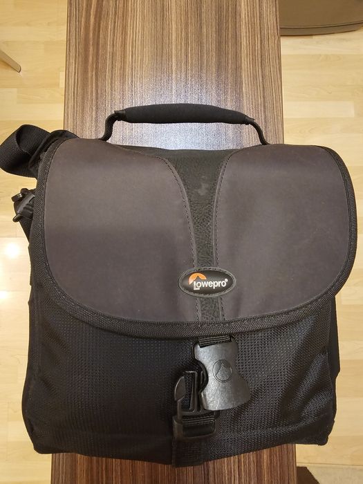 Продавам чанта за фотоапарат Lowepro