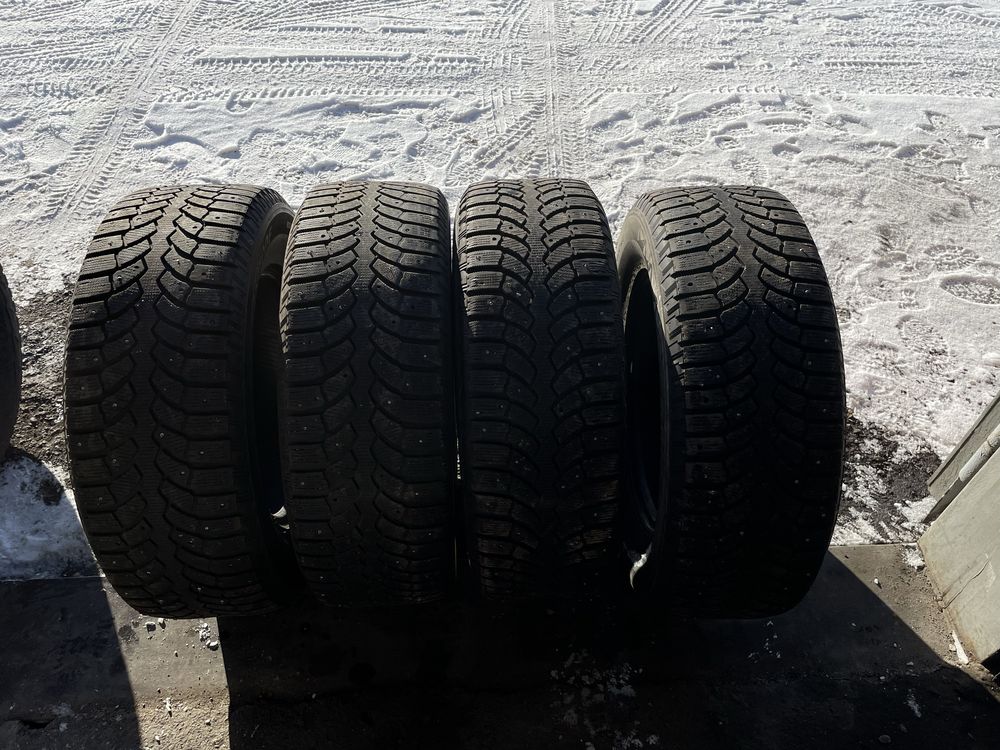 8 шипованных баллонов, 4 Bridgestone и 4 Hankook