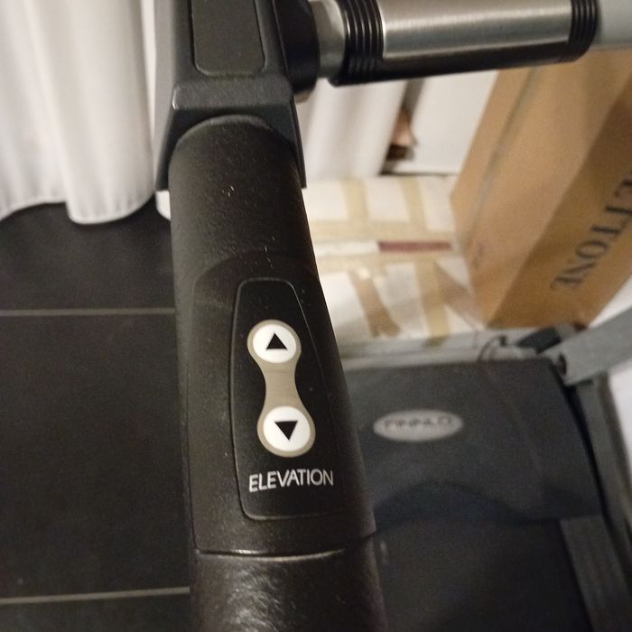 Vând banda de alergare profesionala electrica 15 trepte max 150 kg