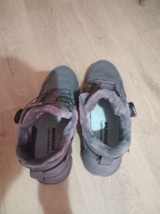 Продам зимнюю кроссовку