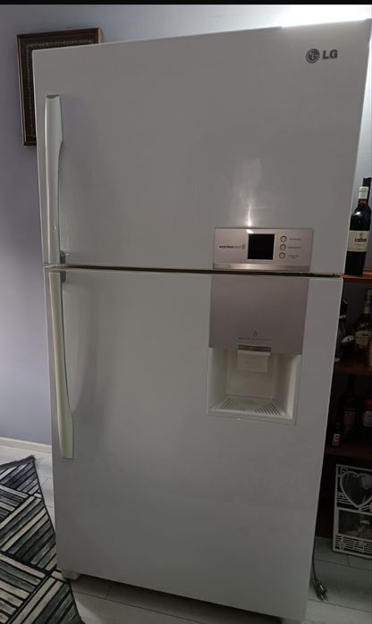 Frigider LG cu dozator de apă și gheață, stare excelentă!