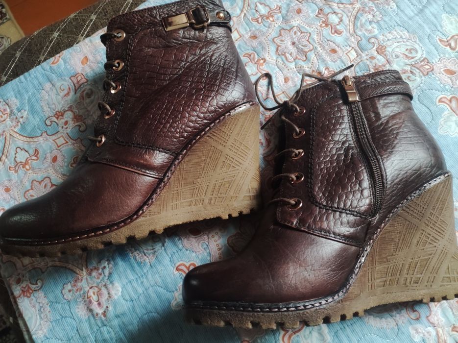 Продам женские сапоги.
