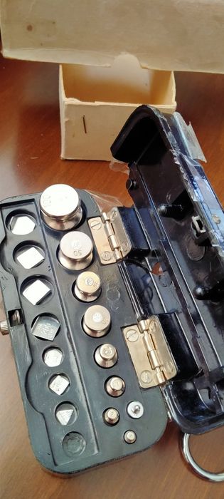 Весы и два комплекта гирь