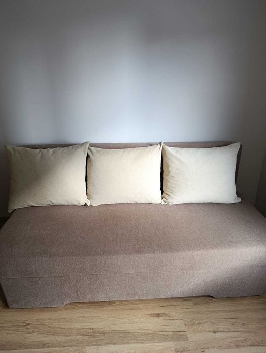 Диван разтегателен с три възглавници