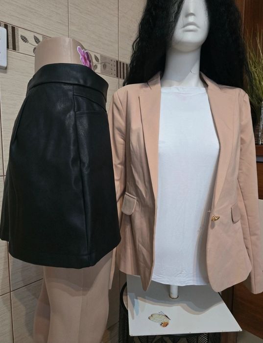 Outfit dama casual blazer si fusta piele