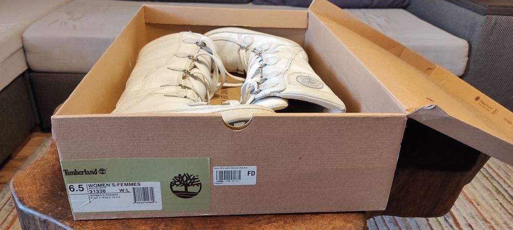 Бели кожени ботуши Timberland 37.5