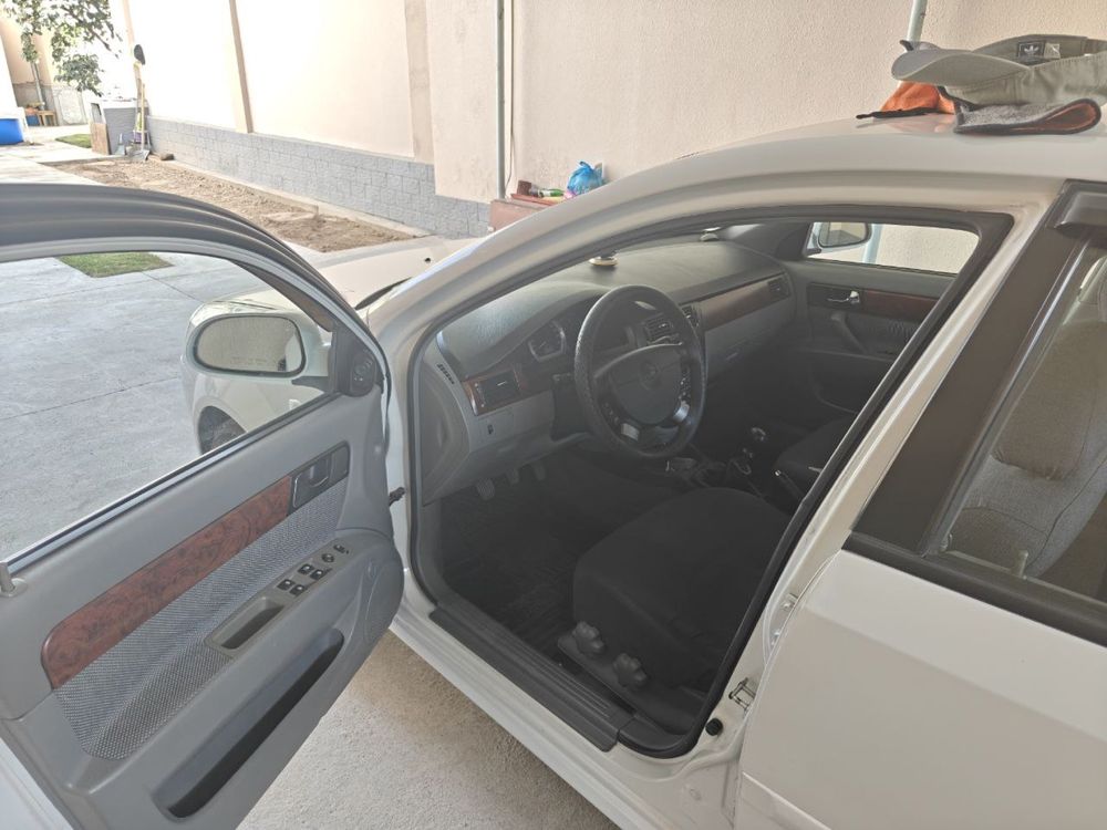 Автомобиль Lacceti 2009 Benzin