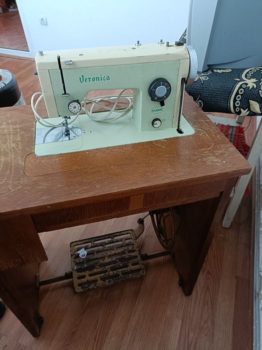 masina de cusut "Veronica"