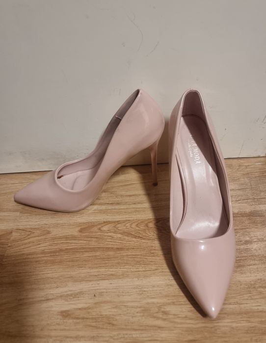 Бежово/розови лачени тънки токчета 41 номер