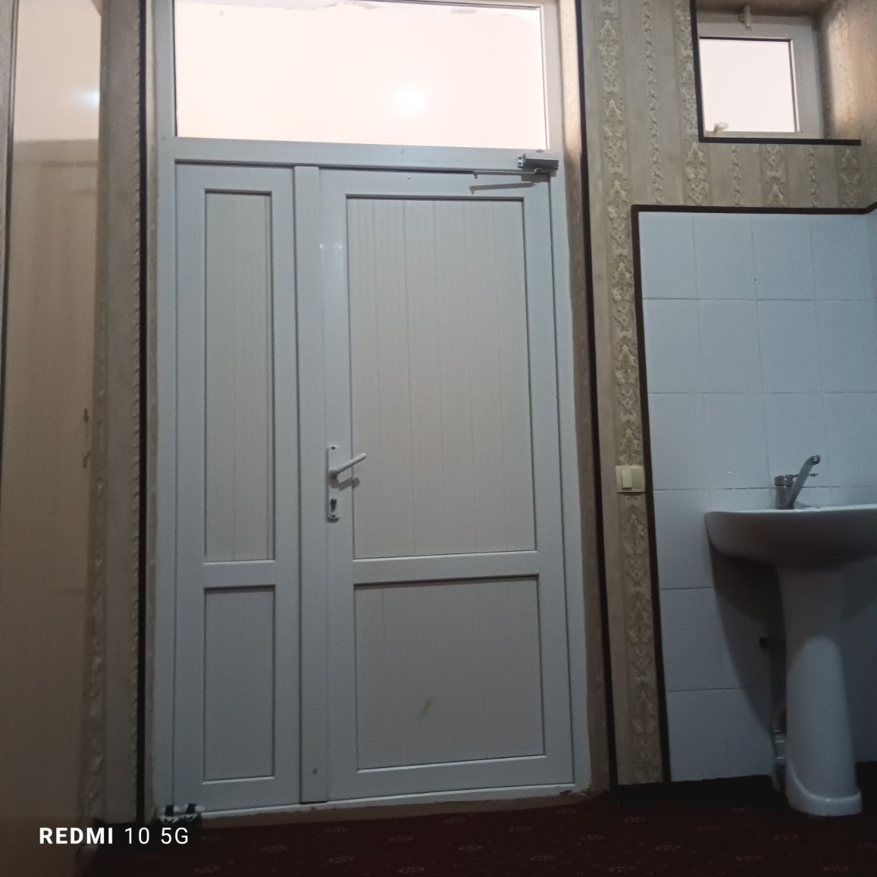 Akfa eshik fortochkalari bilan