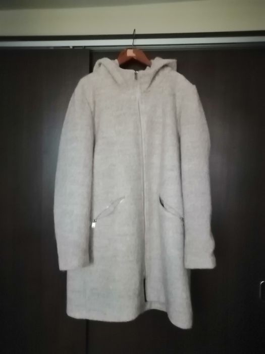 Vând fi urgent haina de stofa crem cu gluga stareffbuna