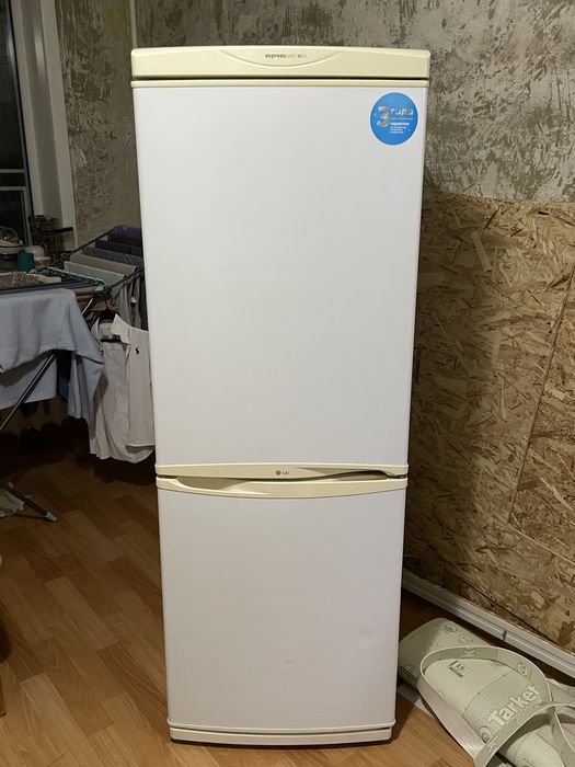 Рабочий холодильник LG