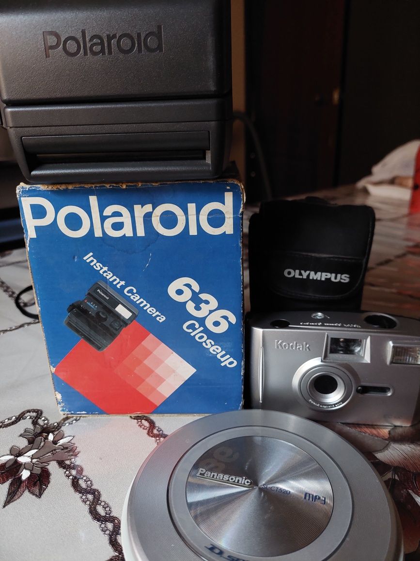 Продам фотоаппарат кодак(плёночный),поралоид(кассетный),,и плеер(диско