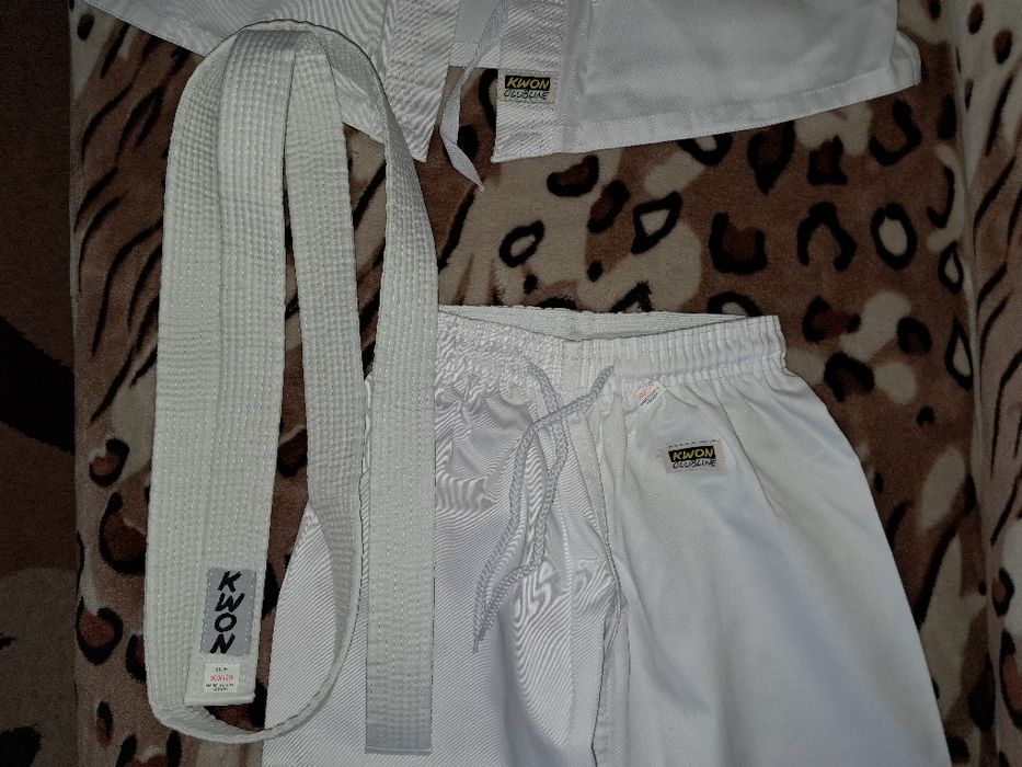 Kimono NOU de firmă KWON,calitativ,impecabil/6-7 ani