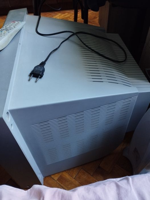 Стар телевизор работещ