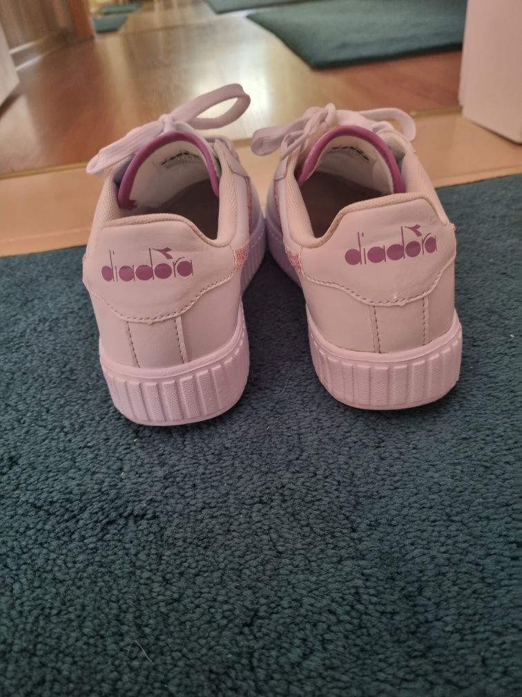 Дамски бели кецове Diadora