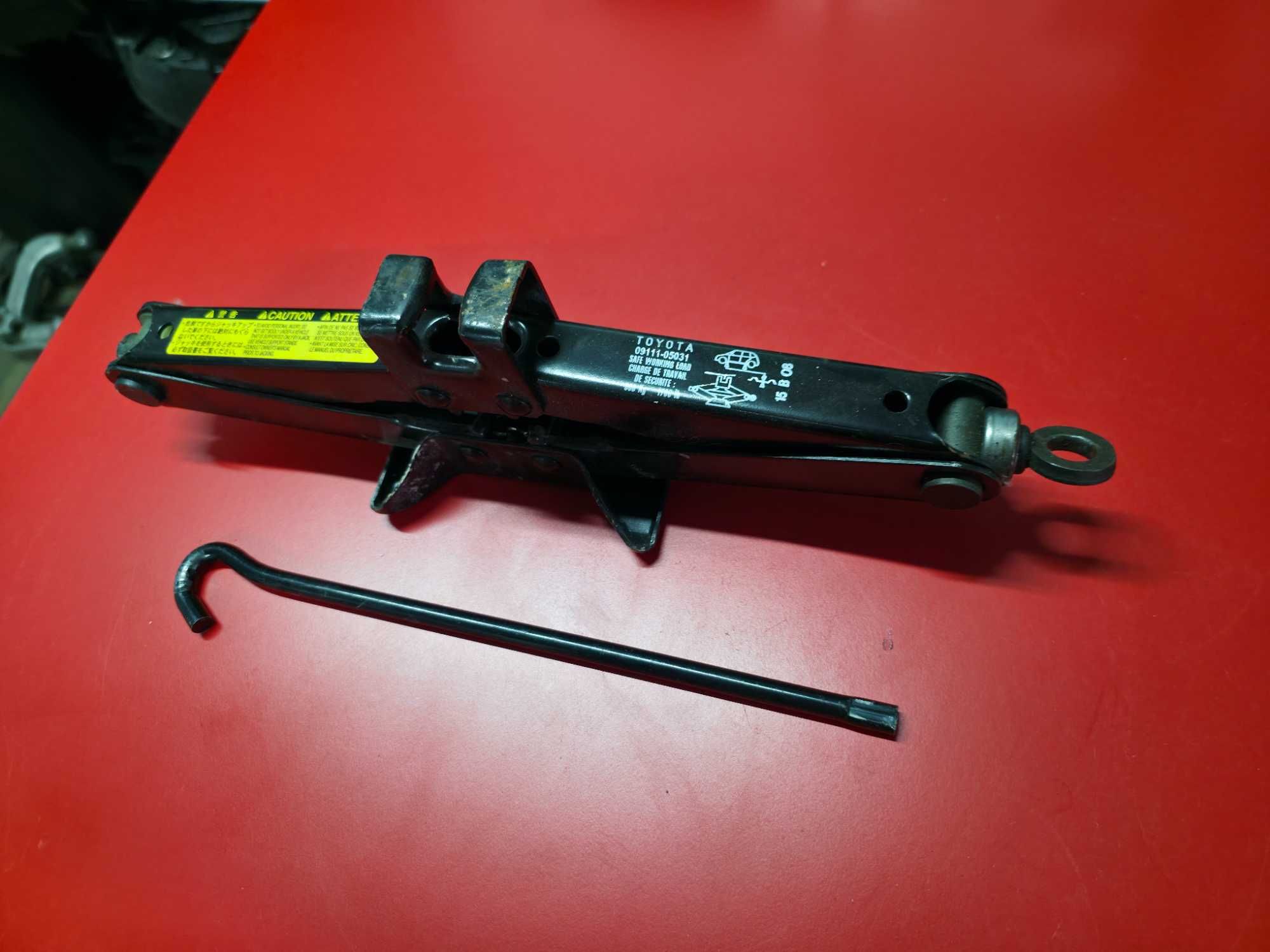 Cric AUTO - OEM Toyota Auris Corolla Yaris Aygo Prius !