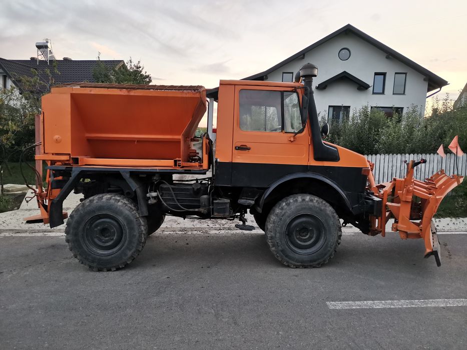 Unimog inmatriculat cu numere negre