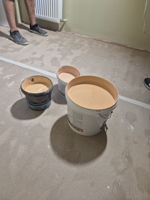 Persoana fizica vând, vopsea lavabila/ găleată 10 L și  Stucco Decor